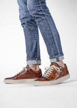 Load image into Gallery viewer, Men Scrambler Low Chestnut
